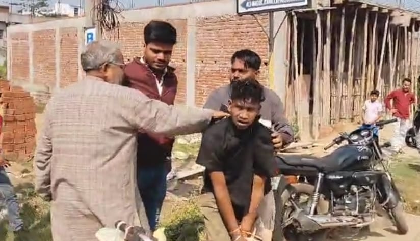 Jamshedpur: सब्जी लेने गए व्यक्ति के घर में दिनदहाड़े चोरी, स्थानीय लोगों ने एक को पकड़ा – दूसरा फरार