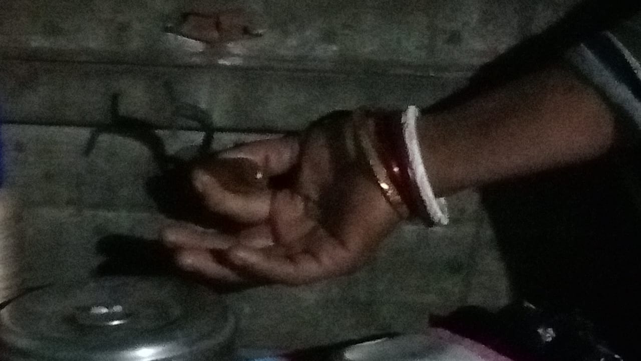 Saraikela: दरवाज़े में ड्रिल से छेद कर घर में घुसे चोर, 4 लाख का माल साफ़