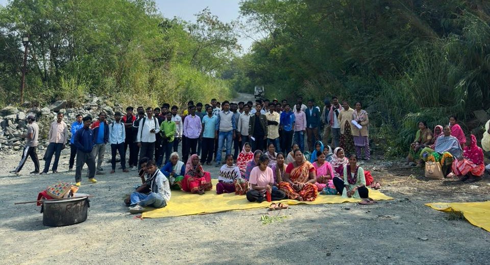 Jadugora: यूसिल बांदुहुरांग माइंस विस्थापितों का धरना, उत्पादन ठप – झड़प में तीन घायल