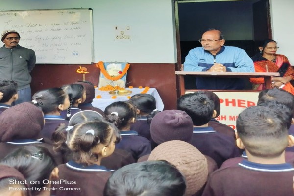 Jadugora: शेफर्ड इंग्लिश मीडियम स्कूल में बाल दिवस, नेहरू की प्रतिमा पर माल्यार्पण से हुई शुरुआत