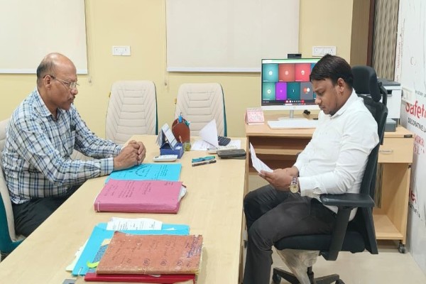 Saraikela: ठंड में राहत की मांग, मनोज चौधरी ने नगर पंचायत प्रशासक से की वार्ता