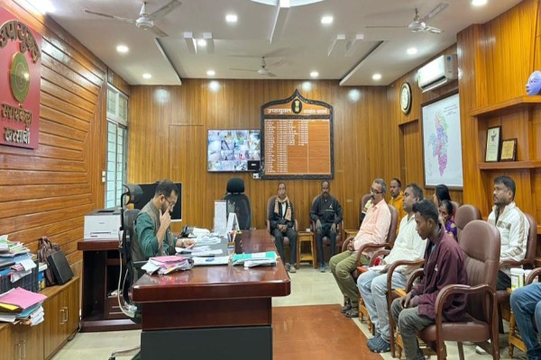 Saraikela: उपायुक्त के नेतृत्व में साप्ताहिक जनता दरबार, त्वरित कार्रवाई के दिए निर्देश