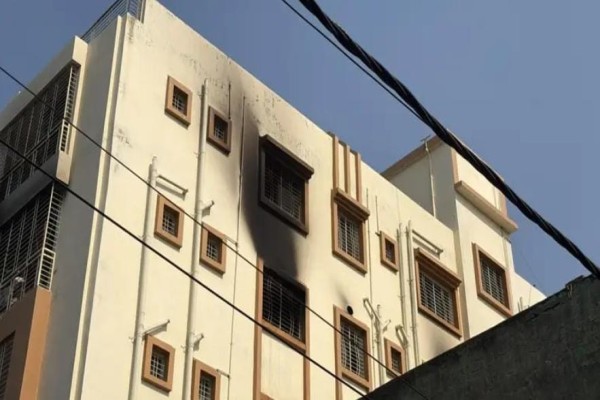 Jamshedpur: माचिस से खेल रहे थे बच्चे – जल कर ख़ाक हुआ फ्लैट, निवासियों ने महिला पर जताया संदेह