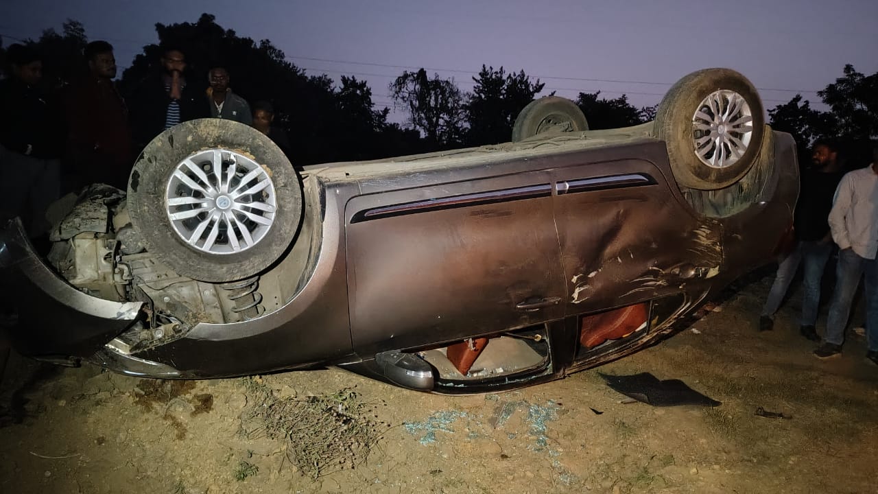 Chandil: NH-33 पर भीषण हादसा – हाईवा से टकराकर पलटी तेज रफ्तार कार, अस्पताल पहुँचाए गए घायल