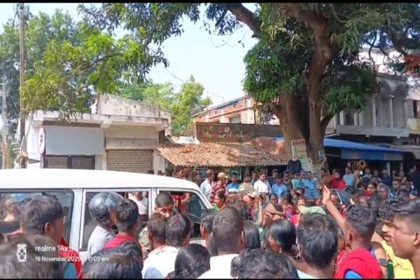 Jhargram: खराब सड़कों के विरोध में माकपा का प्रदर्शन, शहर में लगा लंबा जाम