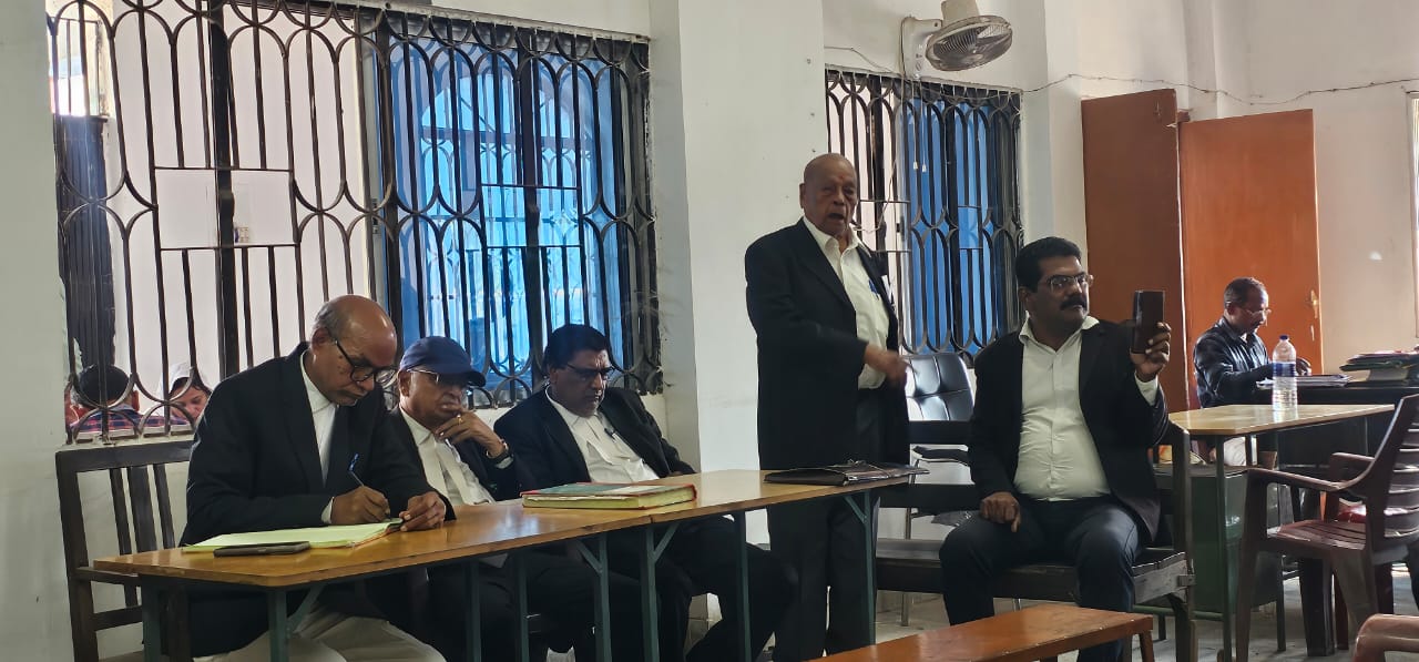 Saraikela: सिविल न्यायालय भवन के स्थानांतरण पर अधिवक्ता संघ ने जताई चिंता, इमरजेंसी बैठक में हुआ विरोध