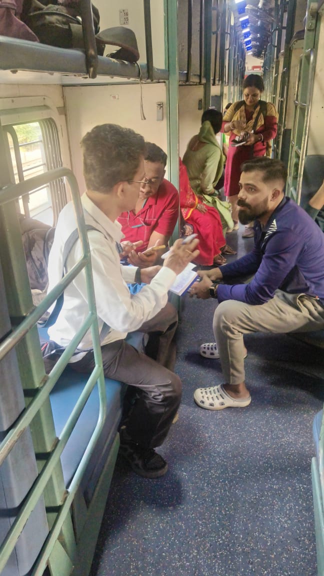 Kharagpur: ट्रेनों में सघन जांच अभियान – बिना टिकट यात्रा करते 345 पकड़ाए, वसूला ₹2.16 लाख जुर्माना