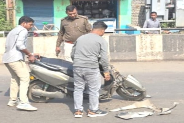 Gamharia: गम्हरिया में सड़क हादसा, स्कूटी-टेंपो की टक्कर – स्कूटी सवार घायल