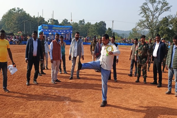 Chaibasa: कोल्हान में फुटबॉल क्रांति, 48 टीमों ने लिया हिस्सा – विजेताओं पर हुई ईनामों की बारिश