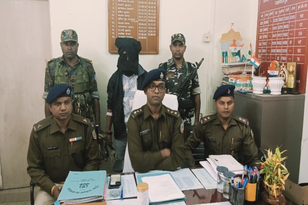 Chakradharpur: चक्रधरपुर फायरिंग मामले में पुलिस की बड़ी कार्रवाई, मुख्य आरोपी अमन कुमार गिरफ्तार