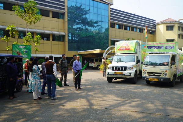 Jamshedpur: पूर्वी सिंहभूम में शुरू हुआ ‘सेवा का अधिकार सप्ताह’, 10 जागरूकता वाहनों को हरी झंडी