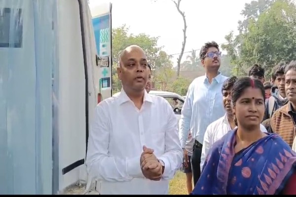 Jhargram: झाड़ग्राम में चार चलंत चिकित्सा वाहनों का उद्घाटन, ग्रामीणों को घर-द्वार पर मिलेगी स्वास्थ्य सेवा