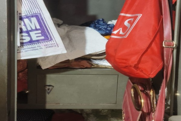 Jamshedpur: आजाद नगर में घर में चोरी, चार लाख के सोने के गहने गायब – सदमे में परिवार