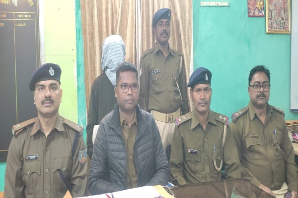 Jamshedpur: आजादनगर में चोरी का खुलासा आर्थिक तंगी में रचा था अपने घर में चोरी का झूठा षड्यंत्र, गिरफ्तार