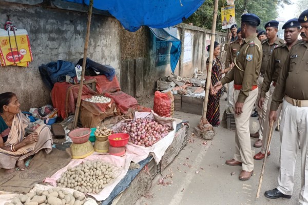 Jamshedpur: फ्लाईओवर निर्माण से पहले अतिक्रमण हटा, दुकानदारों को गांधी मैदान में शिफ्ट करने का निर्देश