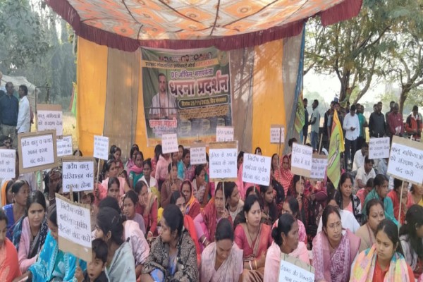 Saraikela: JLKM का उपायुक्त कार्यालय के समक्ष धरना-प्रदर्शन, अवैध बालू परिवहन रोकने की मांग