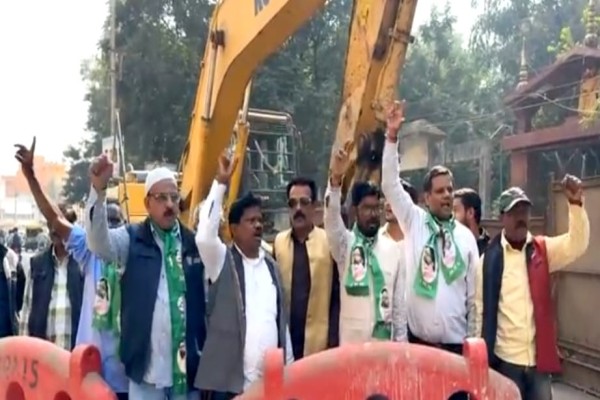 Jamshedpur: मानगो फ्लाइओवर पर विवाद तेज, विधायक प्रतिनिधि ने रोका काम – झामुमो ने किया विरोध