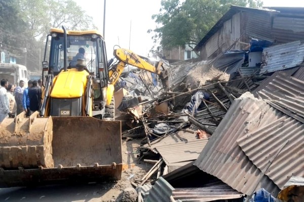 Jamshedpur: भुइयाँडीह श्मशान घाट के पास अतिक्रमण हटाओ अभियान, दर्जनभर अवैध दुकाने ध्वस्त