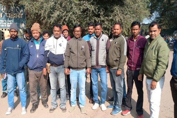 Jadugora: यूरेनियम कामगार यूनियन का विरोध प्रदर्शन, श्रम कानून संशोधनों के खिलाफ सड़क पर उतरे कर्मचारी