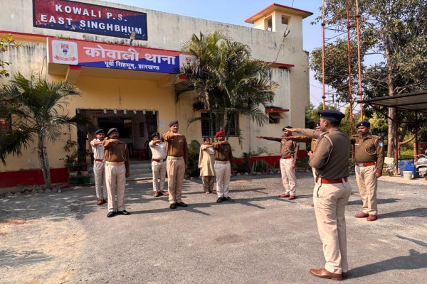 Potka: कोवाली थाना में संविधान दिवस पर प्रस्तावना का सामूहिक वाचन, न्याय के प्रति लिया संकल्प