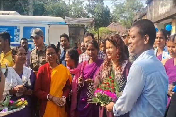 Jhargram: झाड़ग्राम डीएम आकांक्षा भास्कर ने लोधा–शबर समुदाय के लिए किया मोबाइल हेल्थ कैंप का उद्घाटन