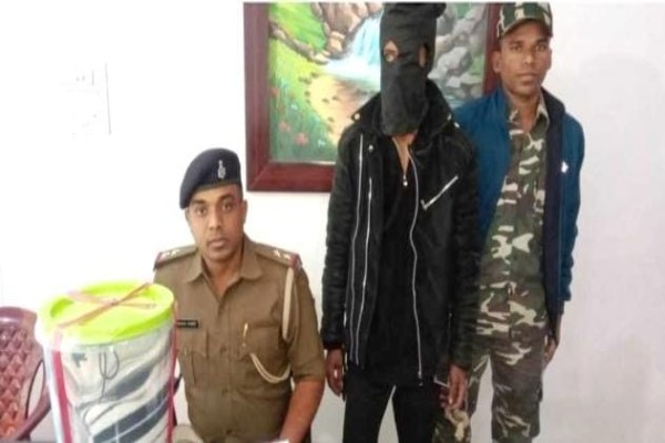Saraikela: आदित्यपुर में चेन छीनने वाले पेशेवर अपराधी गिरफ्तार, चोरी की बाइक भी बरामद