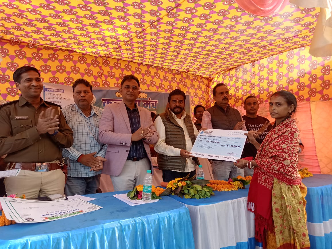 Bahragora: बरहागाड़िया में ‘सरकार आपके द्वार’ शिविर बना जन-कल्याण का महायज्ञ, विधायक मोहंती ने बांटे प्रमाणपत्र