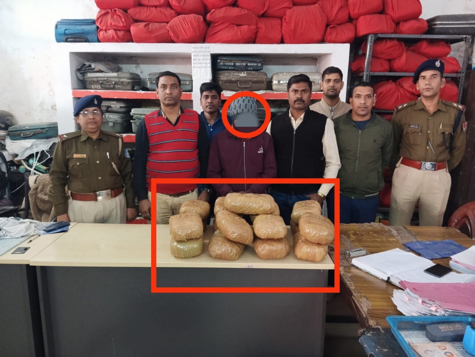 Jamshedpur: टाटानगर स्टेशन पर 17 किलो गांजा बरामद, तस्कर गिरफ्तार