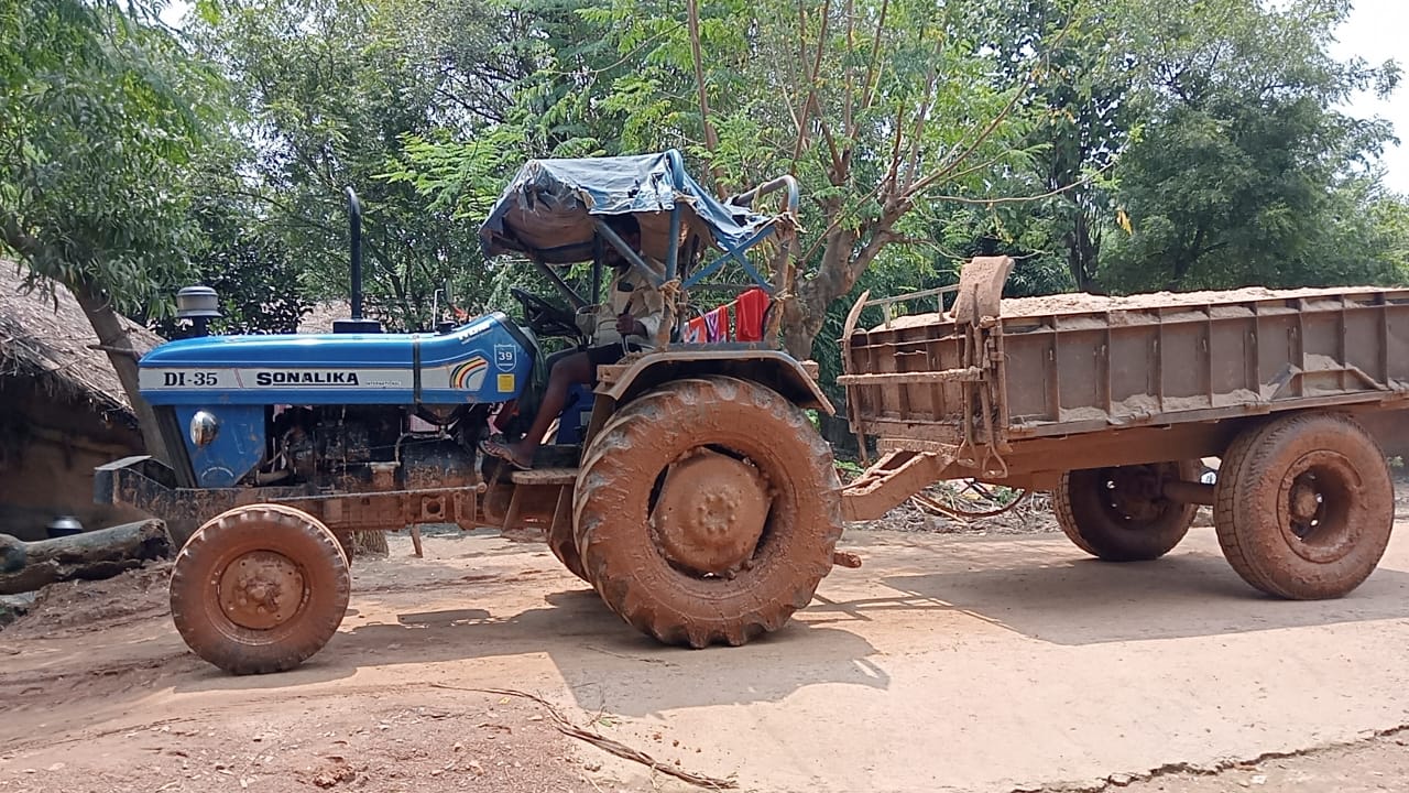 Chandil: नीमडीह में रात के अंधेरे में अवैध बालू खनन जारी, प्रशासन के निर्देशों की उड़ी धज्जियां