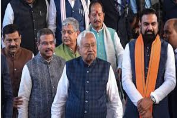 Bihar: बिहार में नई सरकार – नीतीश कुमार 10वीं बार बने मुख्यमंत्री, PM Modi और कई राज्यों के मुख्यमंत्री रहे मौजूद