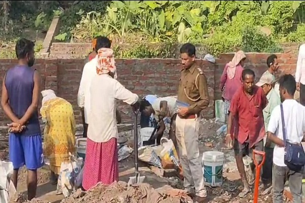 Jamshedpur : किताडीह में आदिवासी जमीन खरीद बिक्री का स्थानीय लोगों ने किया भारी विरोध, पुलिस ने निर्माण कार्य रूकवाया