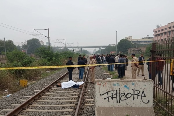 Jamshedpur: रेल ट्रैक पर युवक का शव मिलने से हड़कंप, आत्महत्या की आशंका