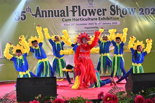 Jamshedpur : 35वीं वार्षिक पुष्प प्रदर्शनी में राजा डांस अकादमी ने बिखेरी रंगीन छटा