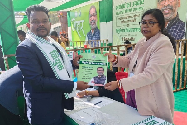 Baharagoda : गुड़ाबांदा के सीताराम हेंब्रम बने असिस्टेंट सेक्शन ऑफिसर, पुंसिया गाँव में जश्न का माहौल