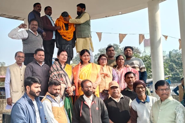 Seraikela : अटल बिहारी वाजपेयी की जयंती पर सरायकेला में श्रद्धांजलि सभा आयोजित, गूंजे अटल अमर रहें के नारे