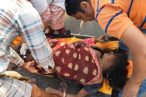 Jamshedpur : बेलाजुड़ी के पास सड़क हादसे में महिला की मौत, पति गंभीर घायल