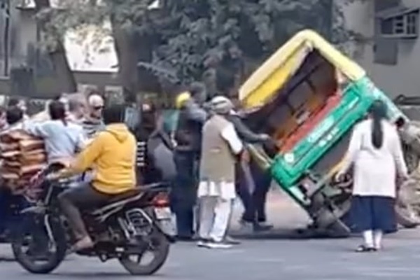 Jamshedpur : टेल्को में कार–टेम्पो की जोरदार टक्कर, टेम्पो पलटा