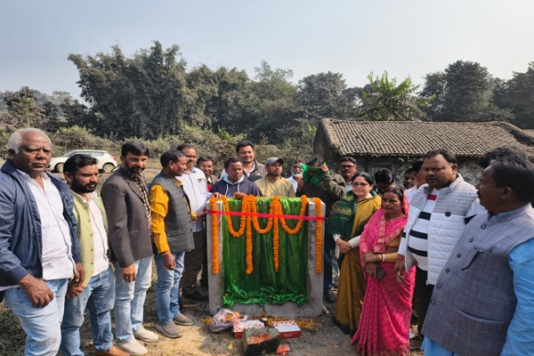 Seraikela : चांडिल-कांड्रा मार्ग मरम्मति कार्य का विधायक सविता महतो ने किया भूमिपूजन