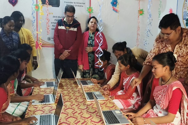 Jadugoda : जादूगोड़ा के लुग मुर्मू आदिवासी आवासीय विद्यालय में डिजिटल शिक्षा लैब का उद्घाटन