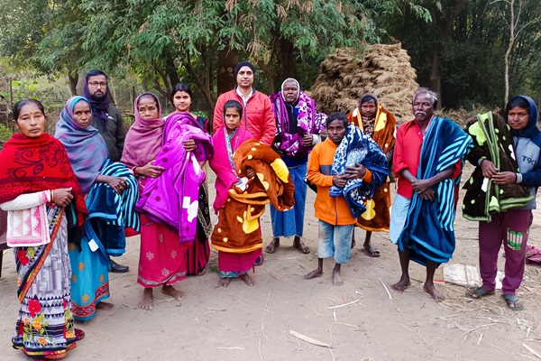 Jamshedpur : जिले में ठंड और शीतलहर के बीच प्रशासन ने किया कंबल वितरण