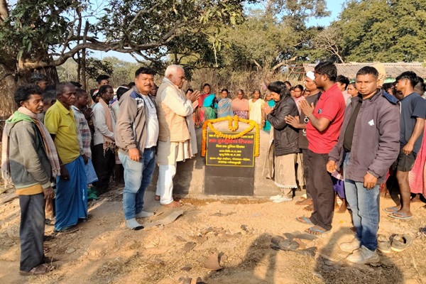 Gua : गुवा गोलीकांड के आंदोलनकारी दरगड़ाय सिरका को झामुमो नेताओं ने दी श्रद्धांजलि