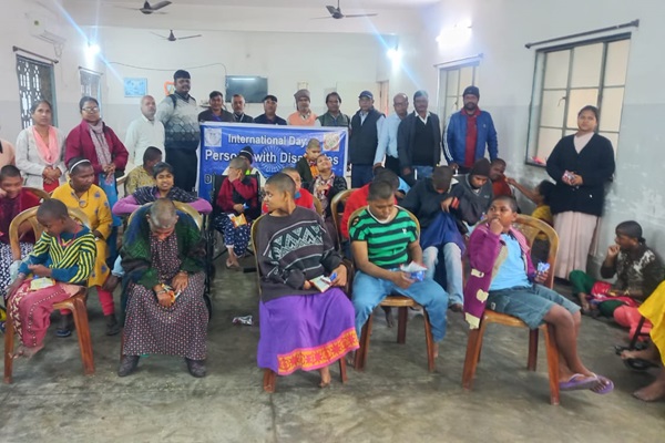 Jamshedpur : विश्व दिव्यांगता दिवस पर सुंदरनगर चेशायर होम पहुंचे डालसा टीम, दिव्यांग बच्चों के बीच बांटी खुशियां