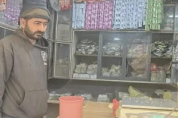 Jamshedpur : मानगो के डिमना रोड पर राशन दुकान में बड़ी चोरी, नकदी समेत 30 हजार का सामान ले उड़े चोर