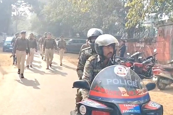 Jamshedpur : नव वर्ष पर जमशेदपुर में सुरक्षा चाक-चौबंद, सिटी एसपी के नेतृत्व में निकाला गया फ्लैग मार्च