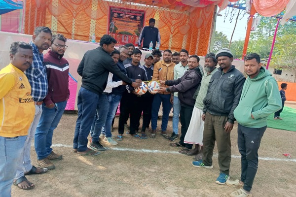 Baharagoda : धानघोरी के फुटबॉल मैदान में दो दिवसीय खेल महाकुंभ का आगाज, 32 टीमें दिखा रहीं दमखम