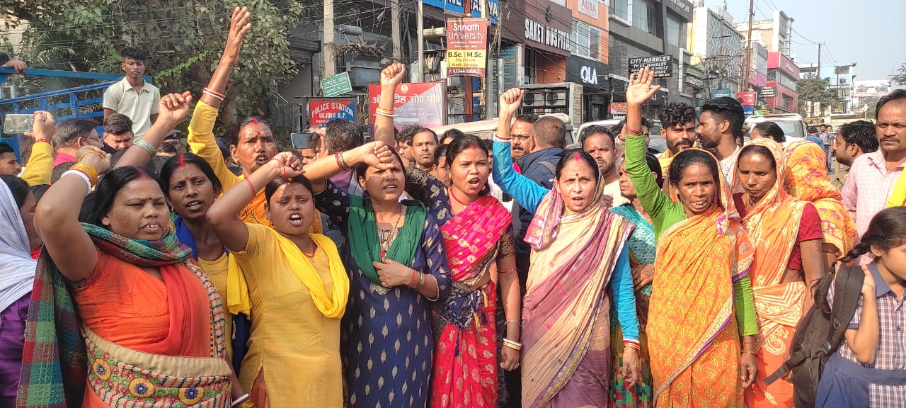 Jamshedpur: उलीडीह में लापता युवक का शव मिलने के बाद आक्रोश, रोड जाम