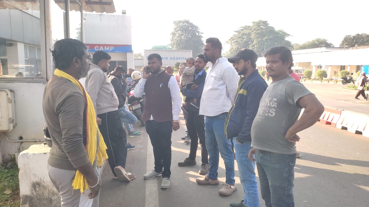 Saraikela: निर्माणाधीन शेड में मजदूर की मौत, परिजन ने मुआवजे के बिना अंतिम संस्कार से किया इनकार