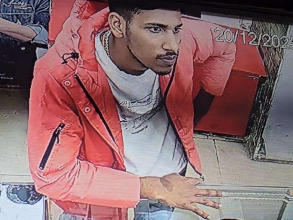 Jamshedpur : साकची में मोबाइल दुकान में ग्राहक बनकर आया युवक महंगा फोन लेकर हुआ फरार, सीसीटीवी में कैद हुई युवक की तस्वीर 