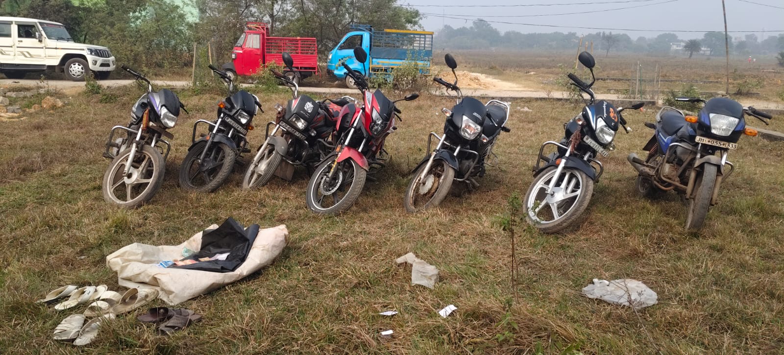 Jamshedpur  : कोवाली पुलिस ने हरिओम नगर में जुआ अड्डे पर छापा मारकर सात बाइक व नकदी जब्त की, सात नामजद समेत 15 अज्ञात पर मामला दर्ज