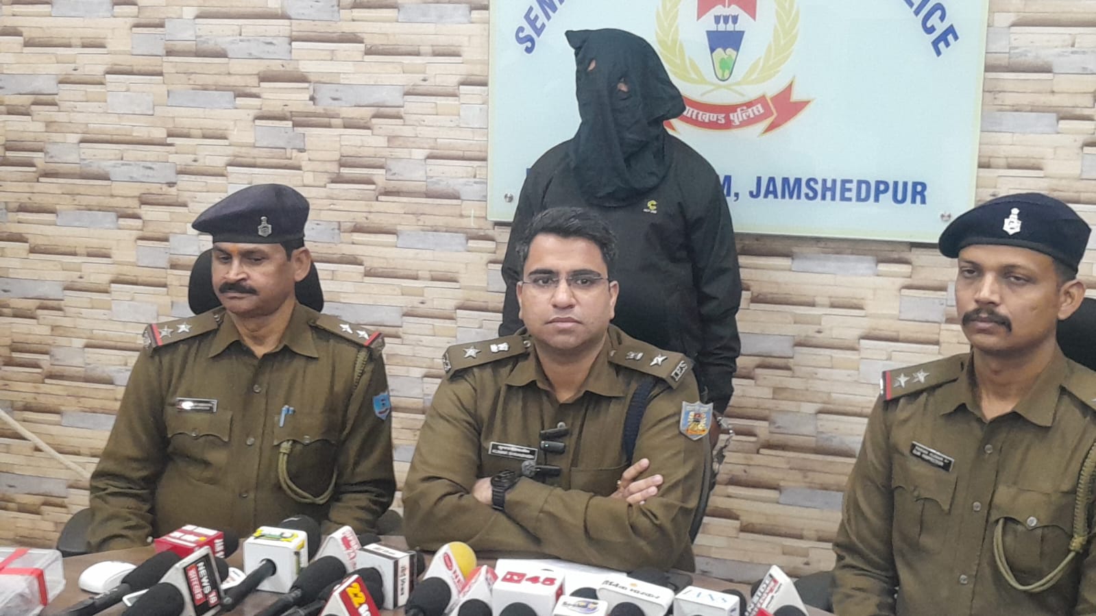 Jamshedpur : गोविंदपुर में फायरिंग के आरोपी को पुलिस ने जाल बिछाकर पकड़ा, देशी पिस्टल व जिंदा गोली बरामद
